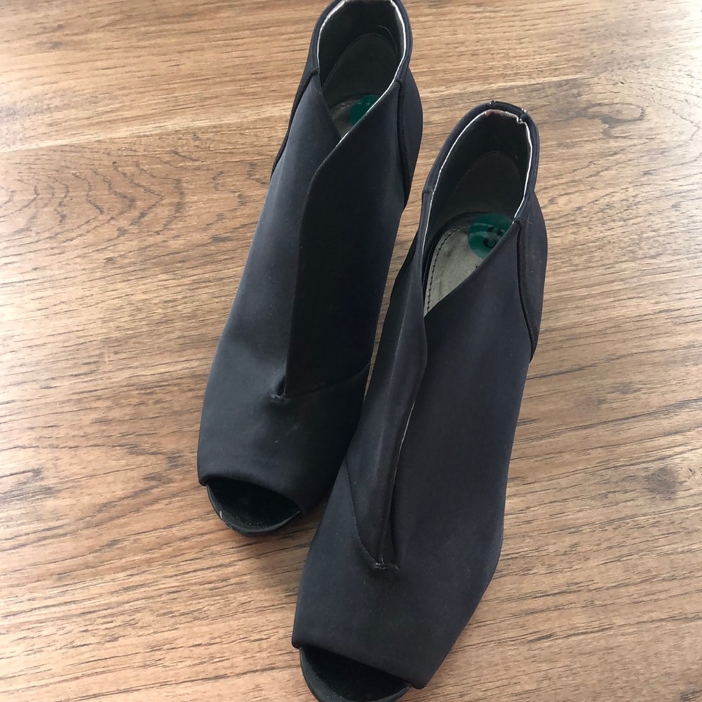 Bandolino Black wedge heels